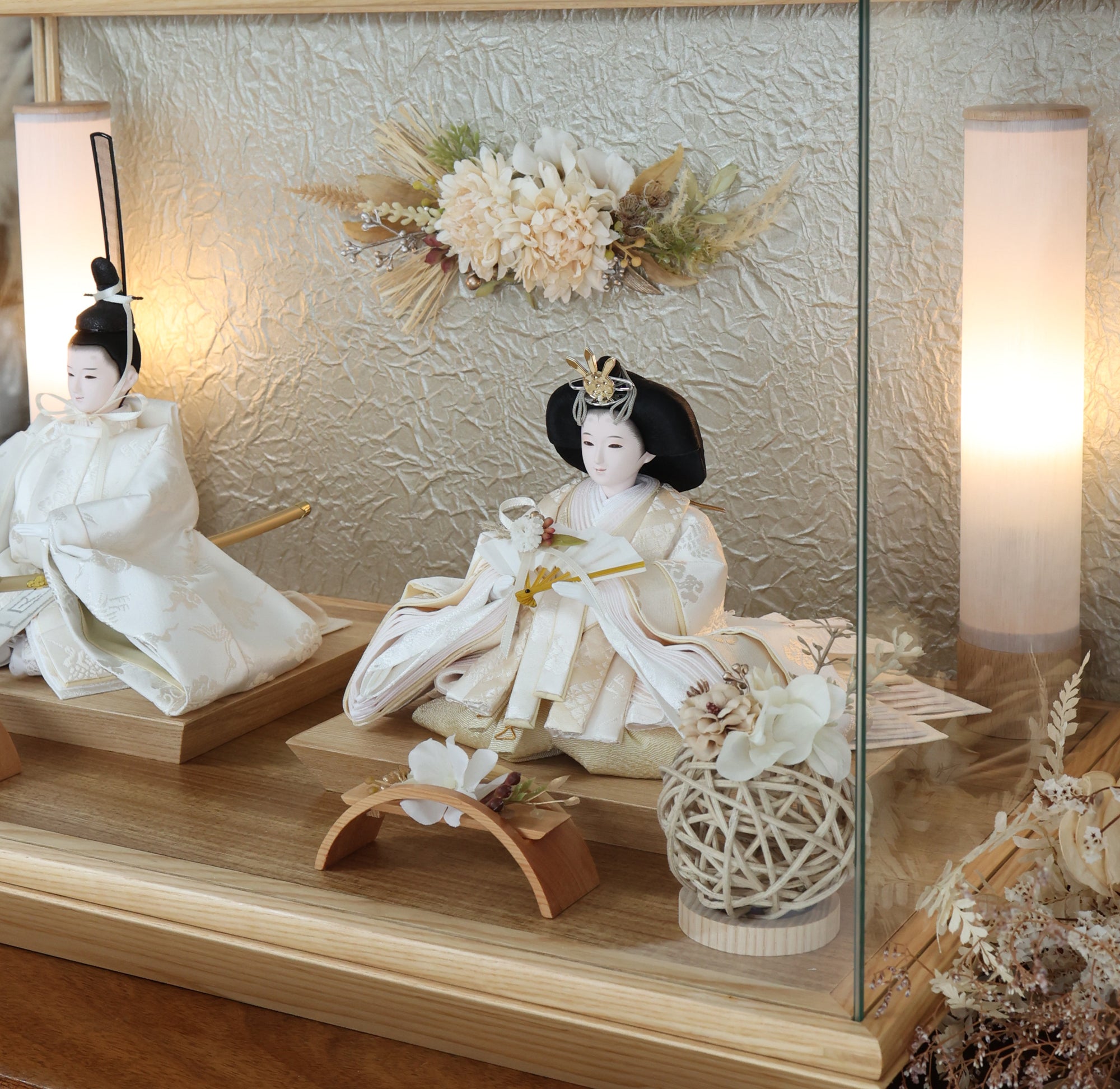 お雛様の飾り。コンセント付きで、ぼんぼりに灯りがつきます。 祈ドールの雛人形｜穂香 願｜ケース飾り ｜雛人形（ひなにんぎょう）の